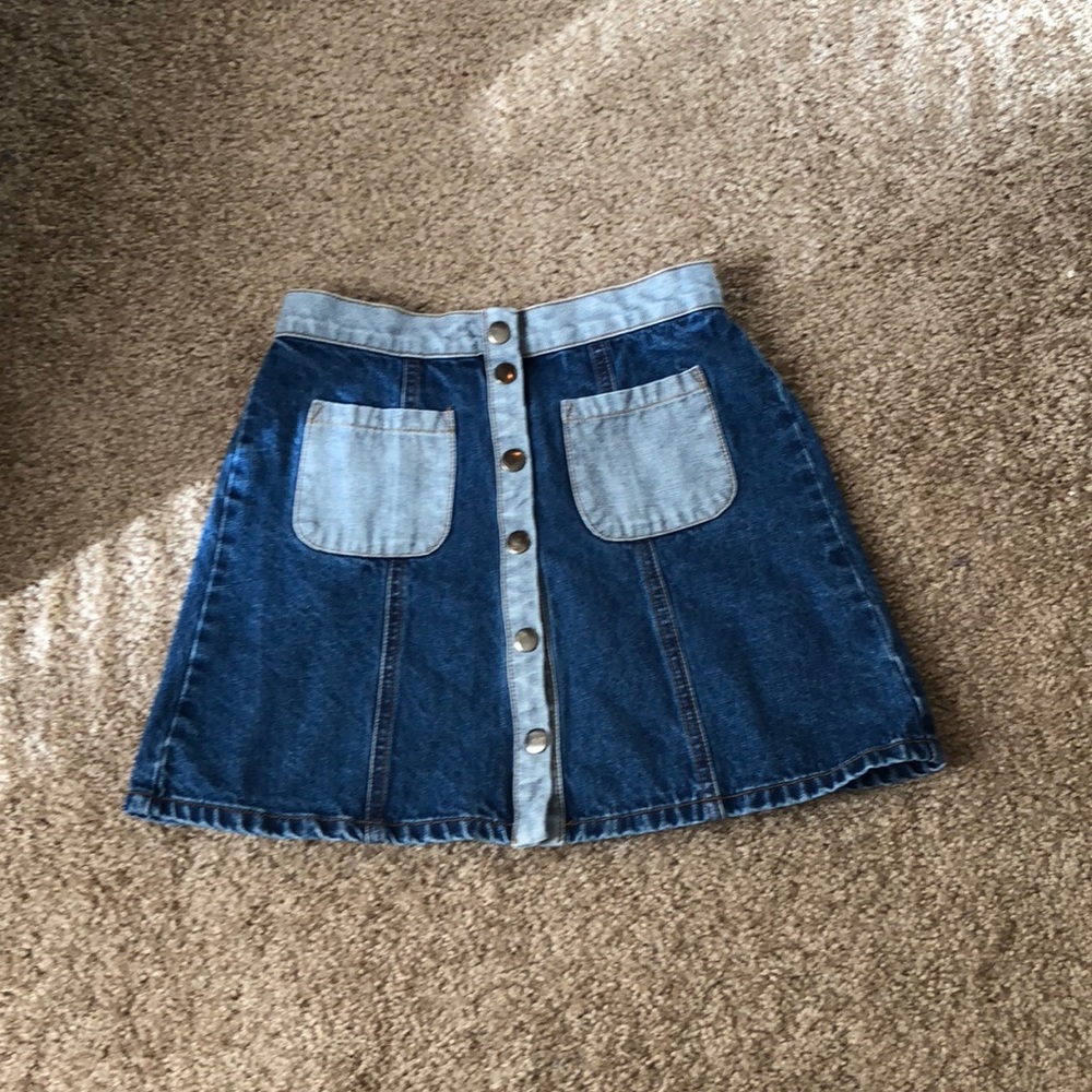 Cute snap  up mini denim skirt
